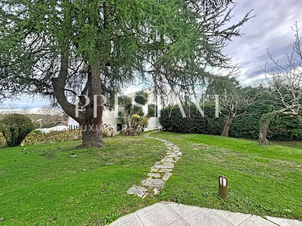 Maison – 12 pièces – 7 chambres – 12  – 450 m²