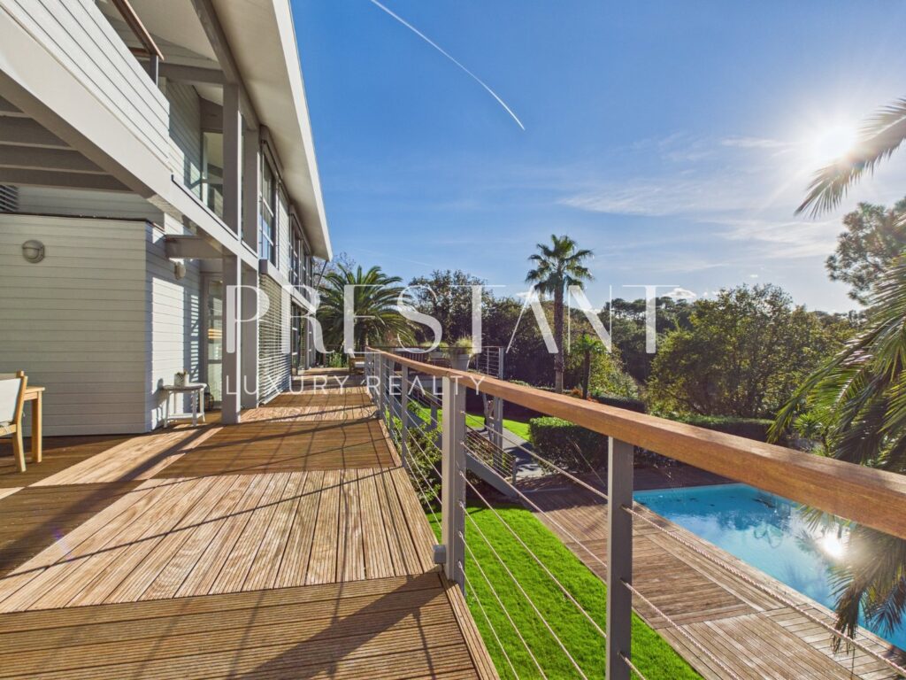 Maison – 11 pièces – 5 chambres – 306 m²