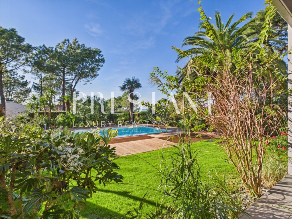 Maison – 11 pièces – 5 chambres – 306 m²