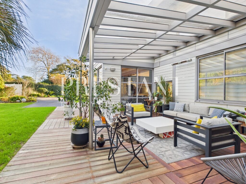 Maison – 11 pièces – 5 chambres – 306 m²