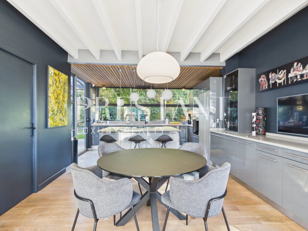 Maison – 11 pièces – 5 chambres – 306 m²