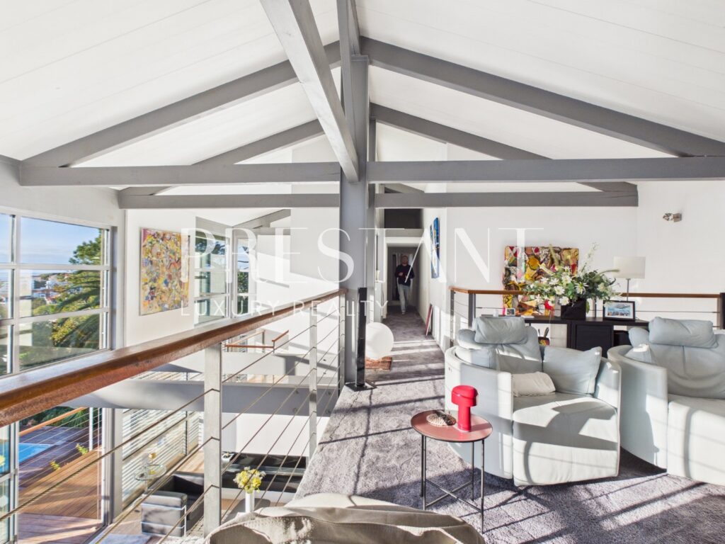 Maison – 11 pièces – 5 chambres – 306 m²