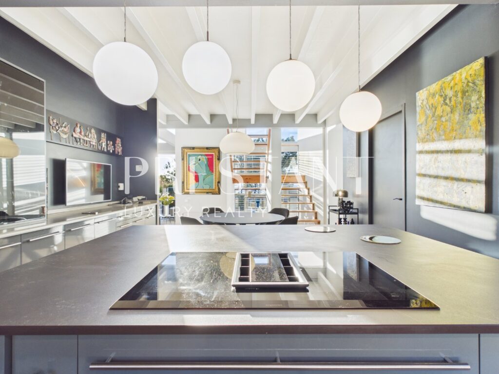 Maison – 11 pièces – 5 chambres – 306 m²