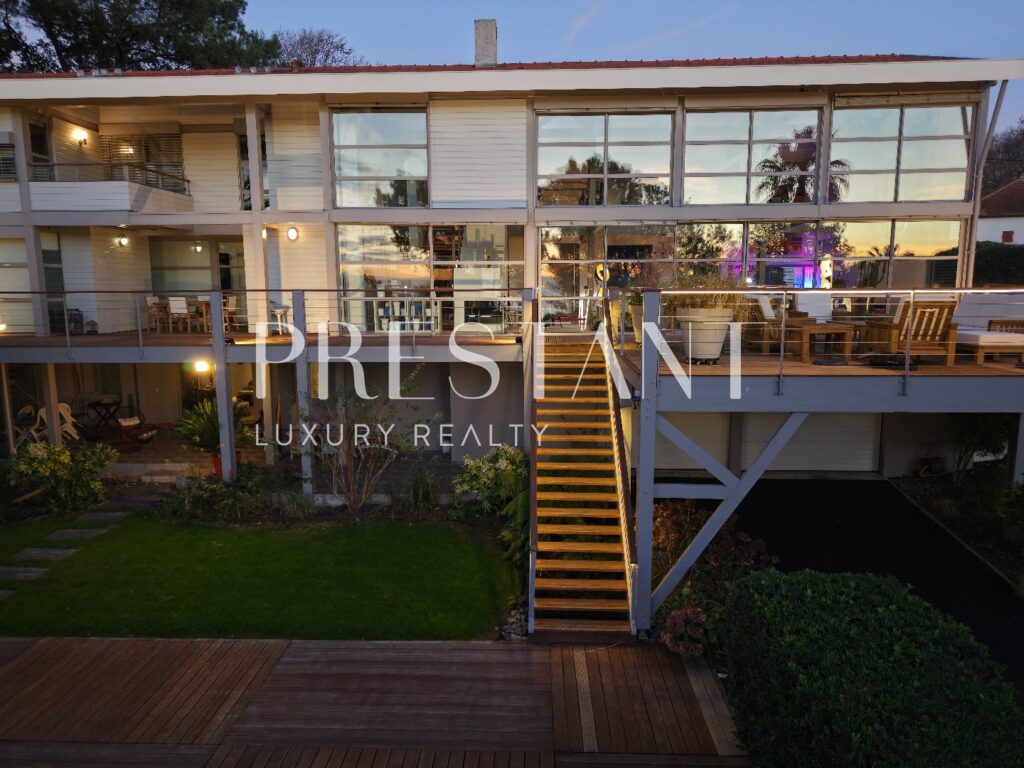 Maison – 11 pièces – 5 chambres – 306 m²