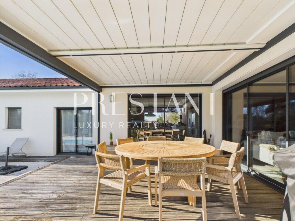 Maison – 6 pièces – 4 chambres – 196 m²