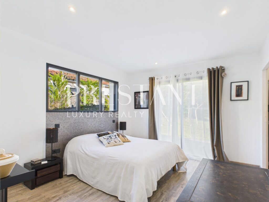 Maison – 6 pièces – 4 chambres – 196 m²