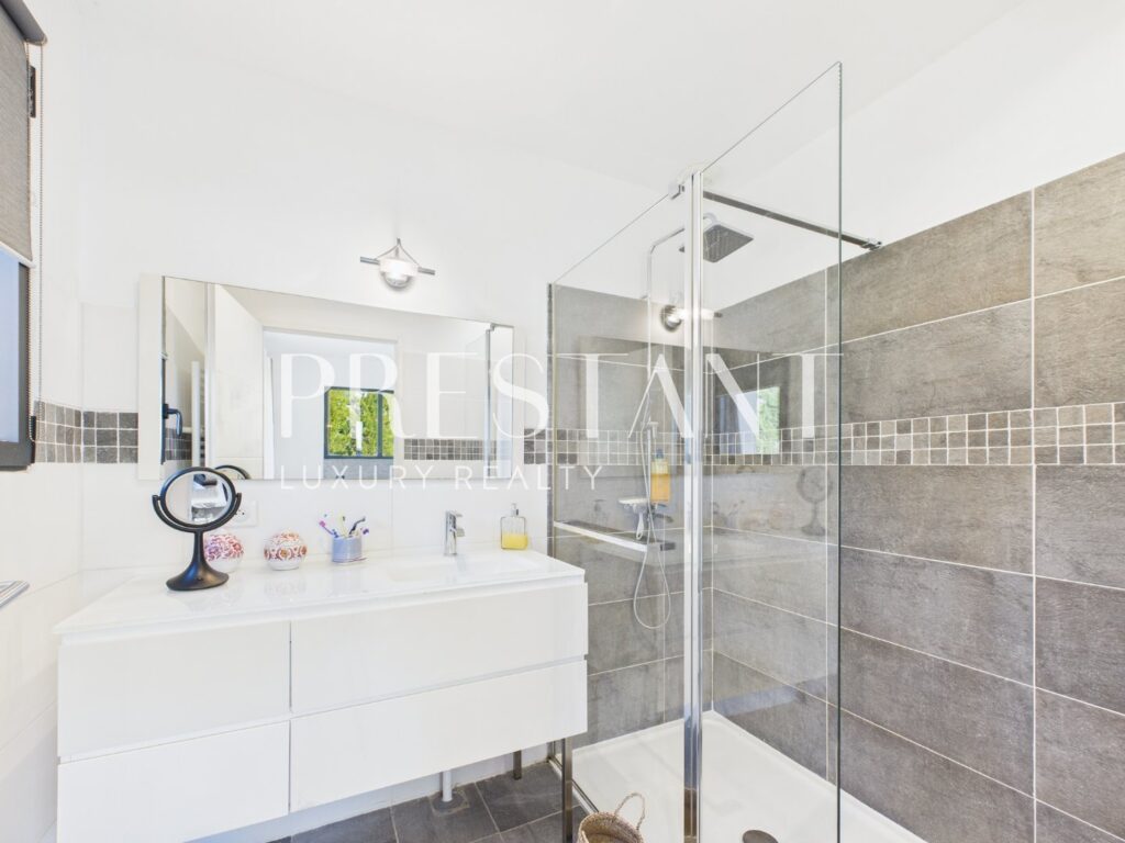 Maison – 6 pièces – 4 chambres – 196 m²