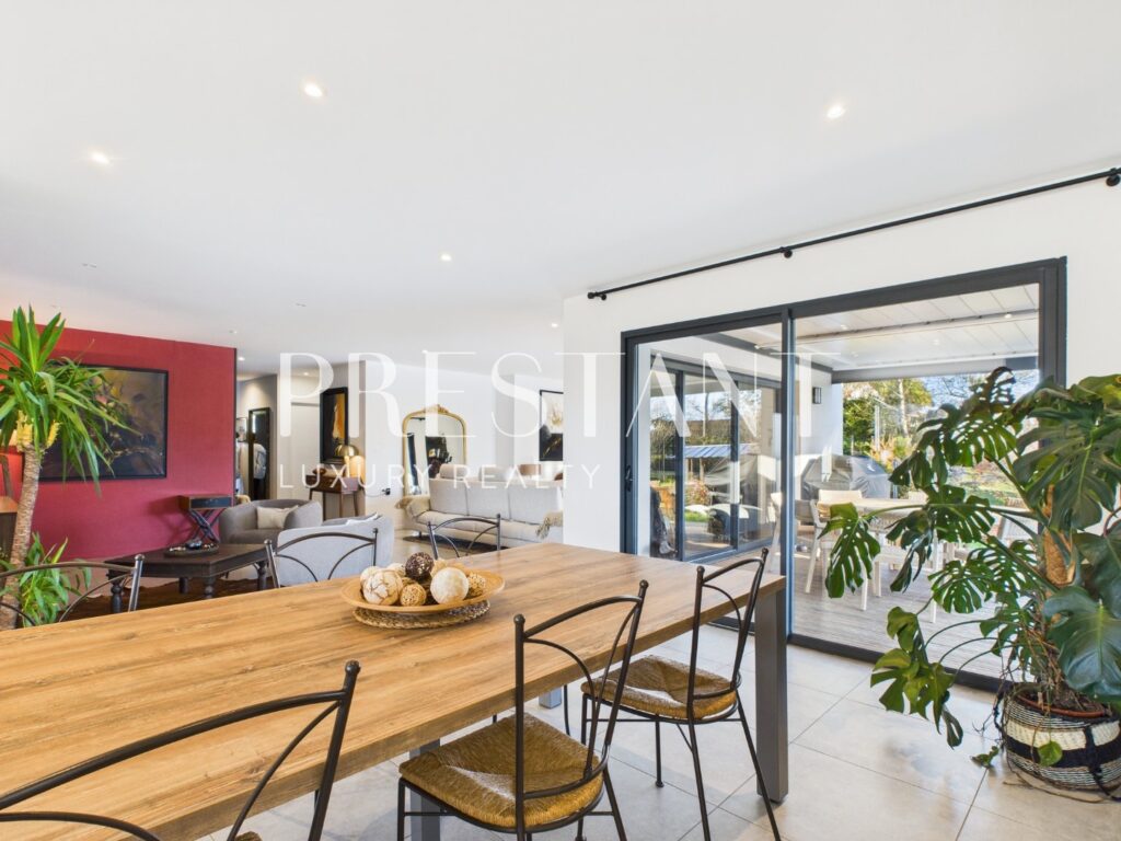 Maison – 6 pièces – 4 chambres – 196 m²