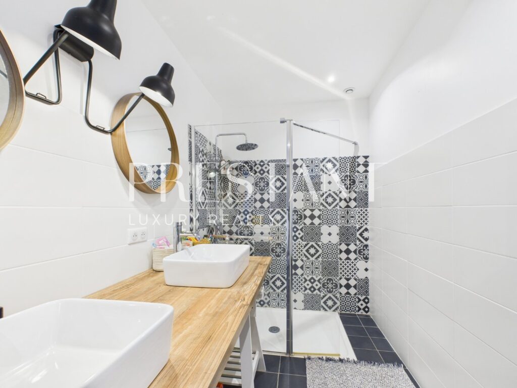 Maison – 6 pièces – 4 chambres – 196 m²