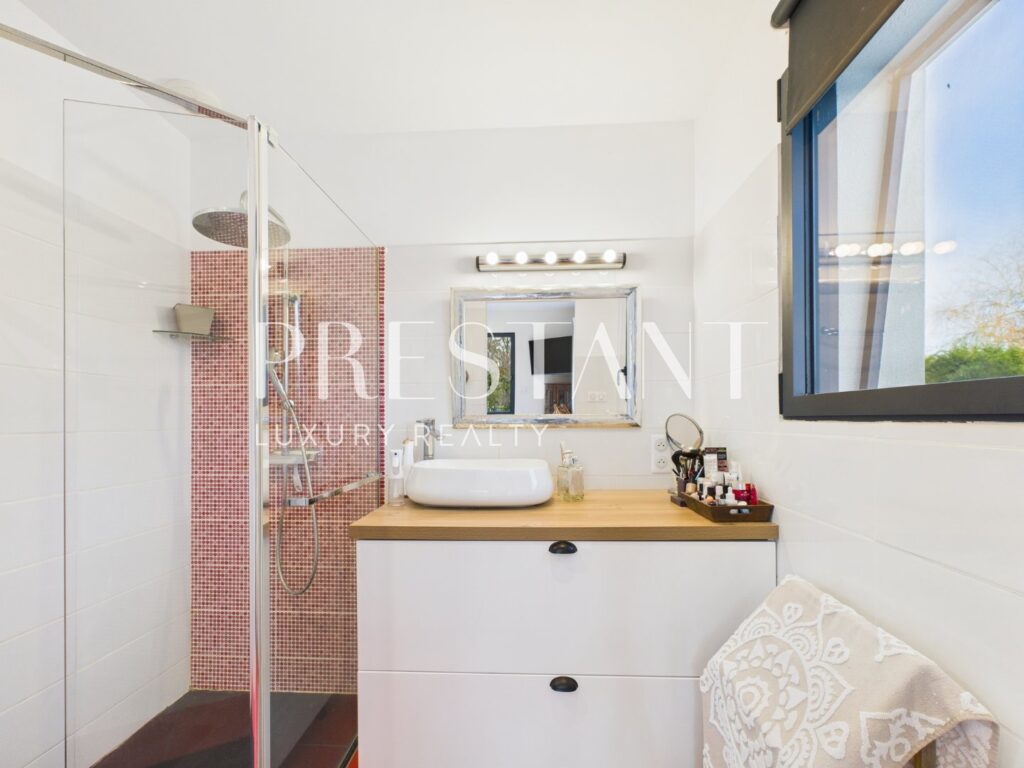 Maison – 6 pièces – 4 chambres – 196 m²