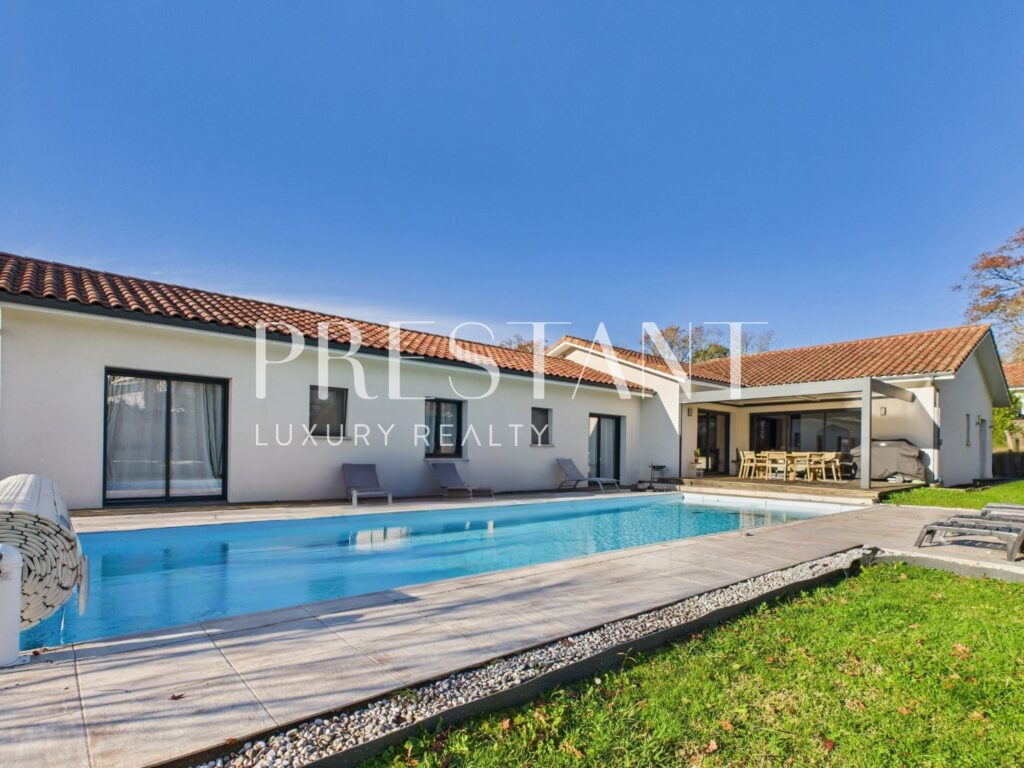 Maison – 6 pièces – 4 chambres – 196 m²