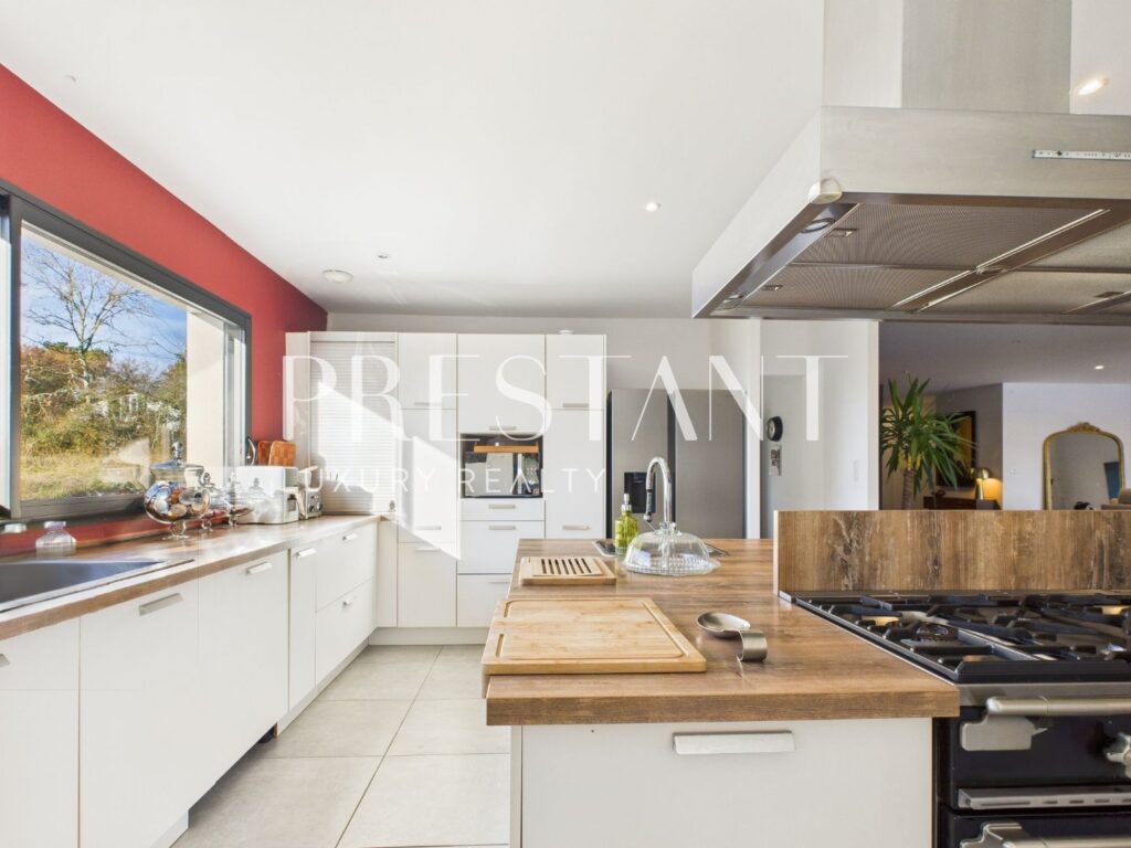 Maison – 6 pièces – 4 chambres – 196 m²