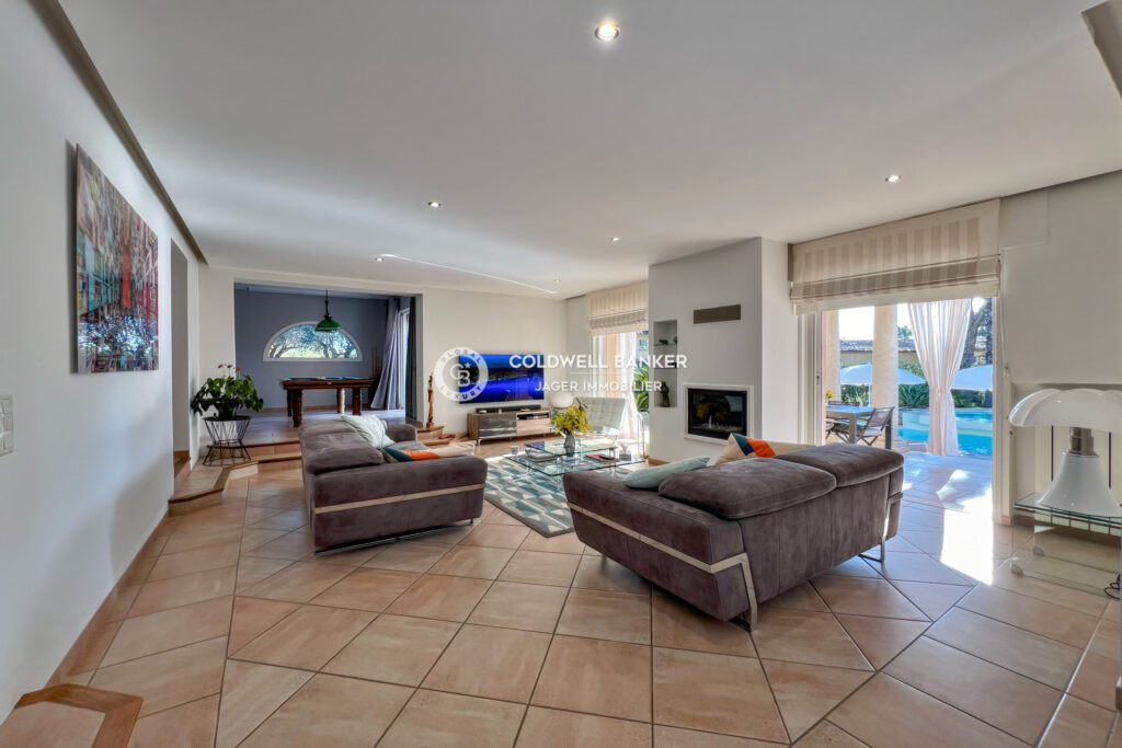 Exclusivité  Élégante villa à 100 mètres de la plage – 5 pièces – 4 chambres – 223.17 m²