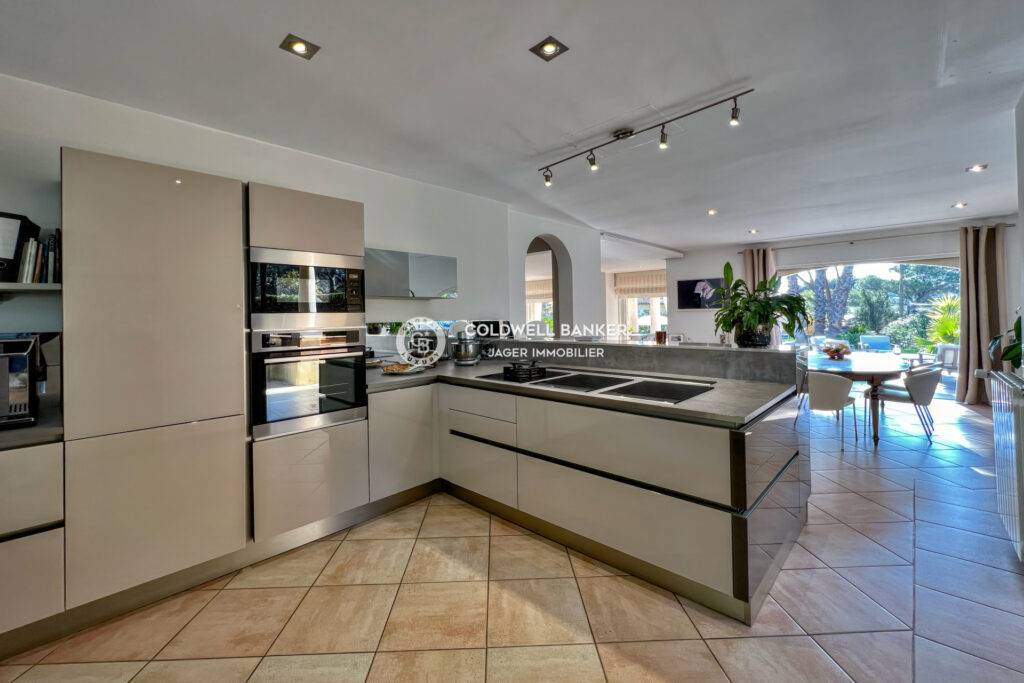 Exclusivité  Élégante villa à 100 mètres de la plage – 5 pièces – 4 chambres – 223.17 m²