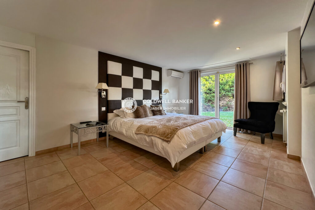 Exclusivité  Élégante villa à 100 mètres de la plage – 5 pièces – 4 chambres – 223.17 m²