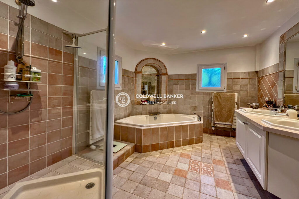 Exclusivité  Élégante villa à 100 mètres de la plage – 5 pièces – 4 chambres – 223.17 m²