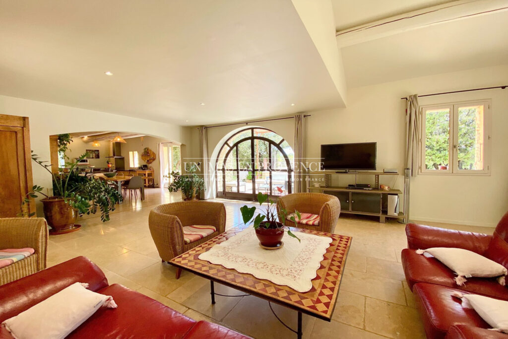 Mas Provençal à Gordes ? Location Saisonnière au Coeur de la Ga – 4 pièces – 3 chambres – 200.00 m²