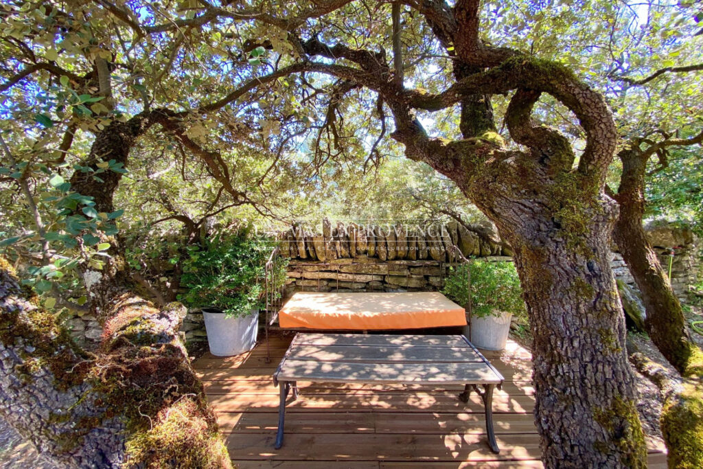 Mas Provençal à Gordes ? Location Saisonnière au Coeur de la Ga – 4 pièces – 3 chambres – 200.00 m²