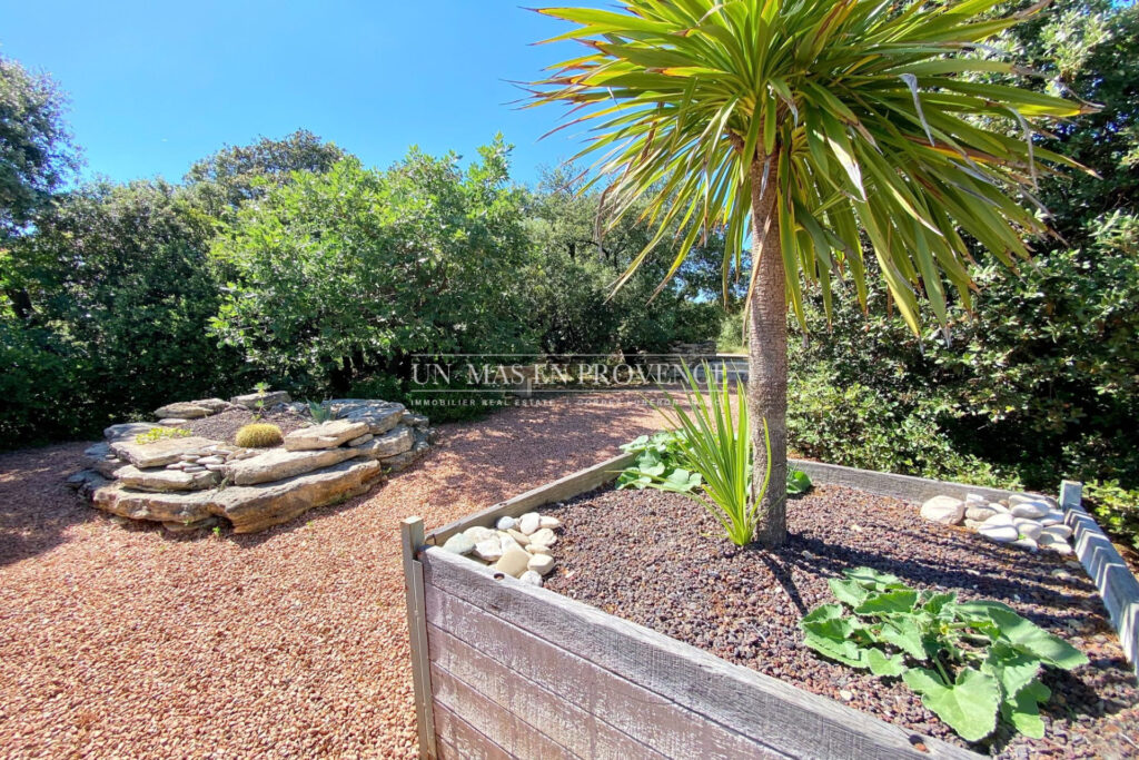 Mas Provençal à Gordes ? Location Saisonnière au Coeur de la Ga – 4 pièces – 3 chambres – 200.00 m²