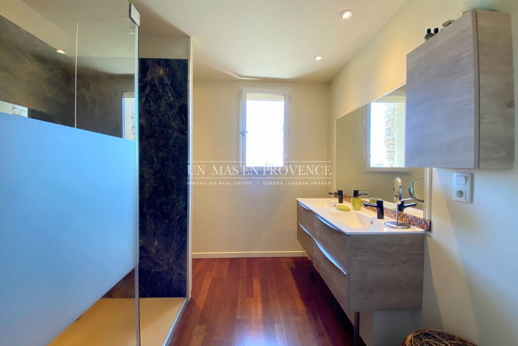 Mas Provençal à Gordes ? Location Saisonnière au Coeur de la Ga – 4 pièces – 3 chambres – 200.00 m²