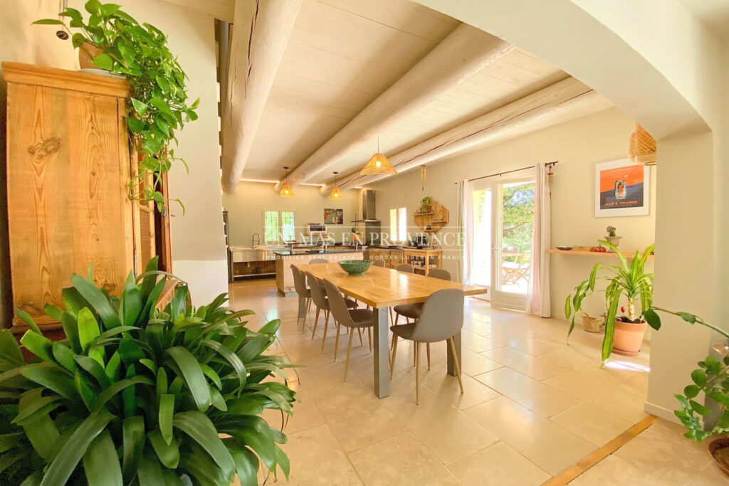 Mas Provençal à Gordes ? Location Saisonnière au Coeur de la Ga – 4 pièces – 3 chambres – 200.00 m²