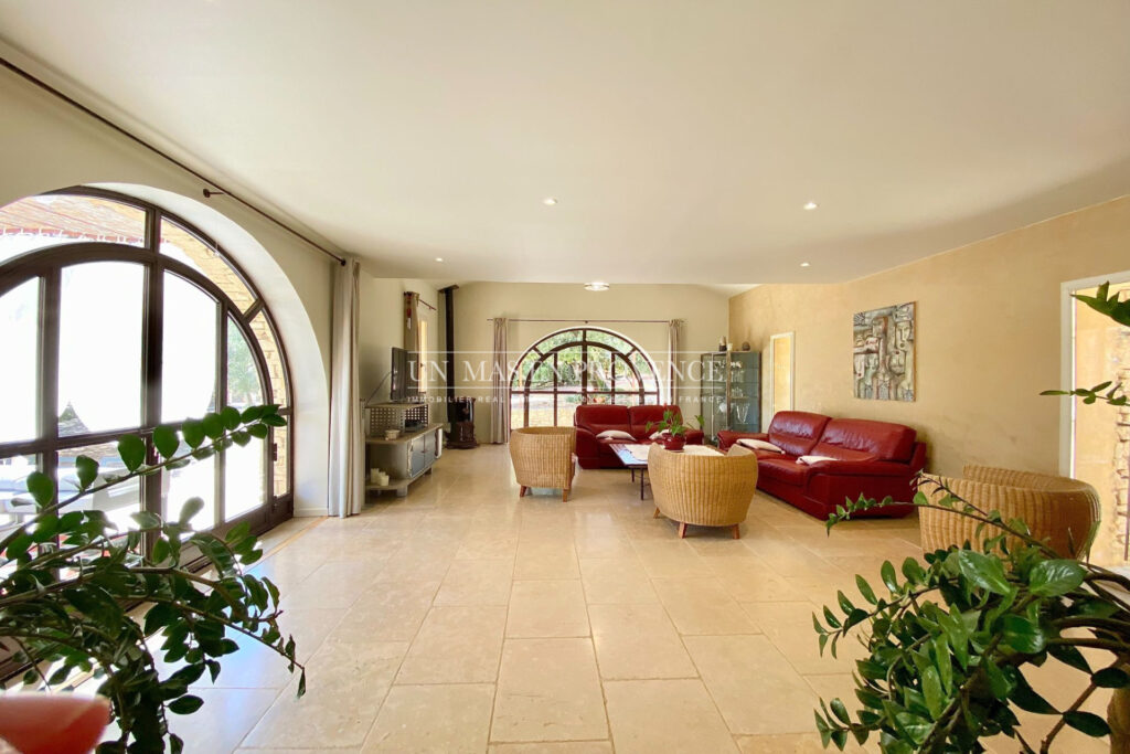 Mas Provençal à Gordes ? Location Saisonnière au Coeur de la Ga – 4 pièces – 3 chambres – 200.00 m²