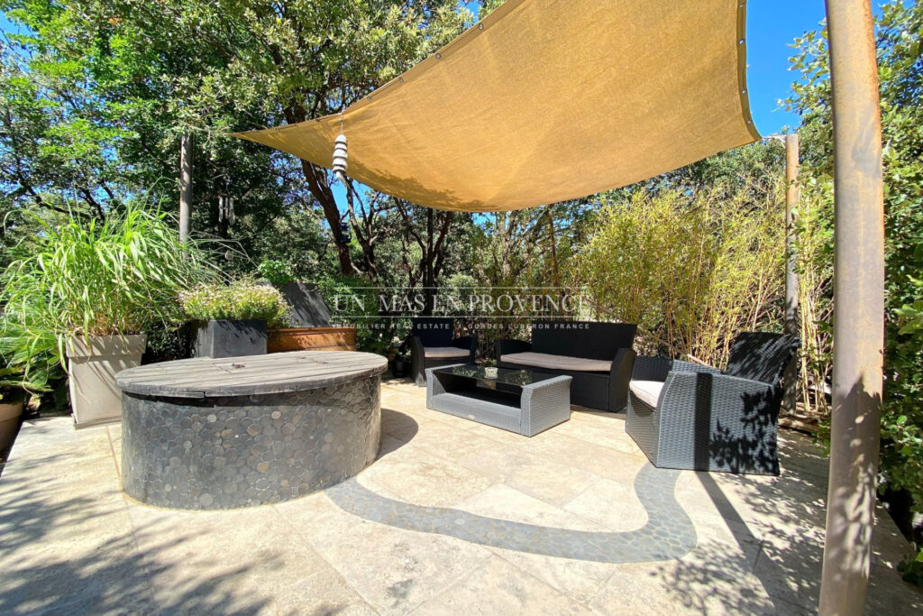 Mas Provençal à Gordes ? Location Saisonnière au Coeur de la Ga – 4 pièces – 3 chambres – 200.00 m²