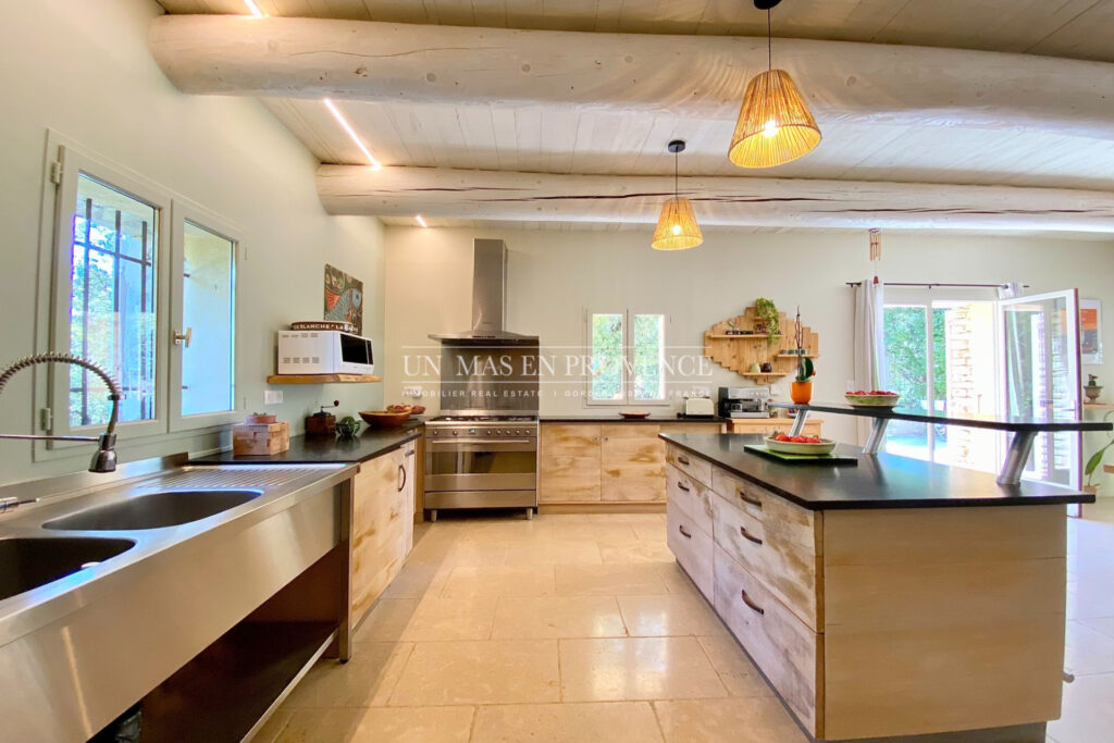 Mas Provençal à Gordes ? Location Saisonnière au Coeur de la Ga – 4 pièces – 3 chambres – 200.00 m²