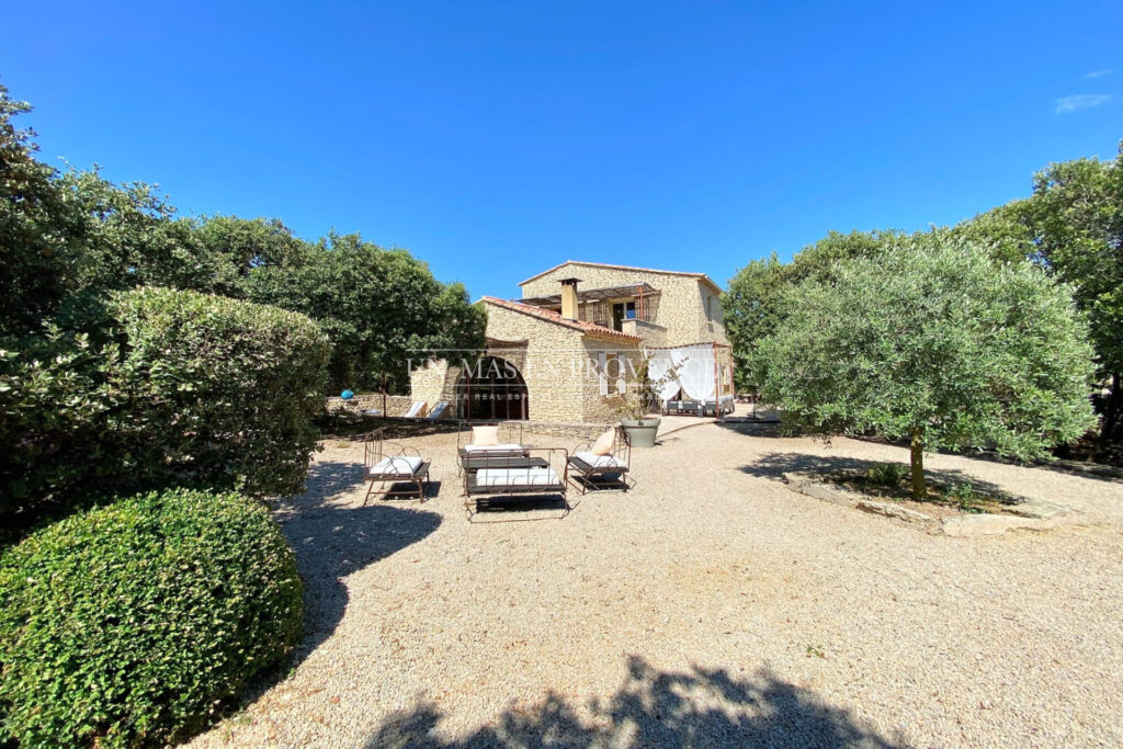 Mas Provençal à Gordes ? Location Saisonnière au Coeur de la Ga – 4 pièces – 3 chambres – 200.00 m²