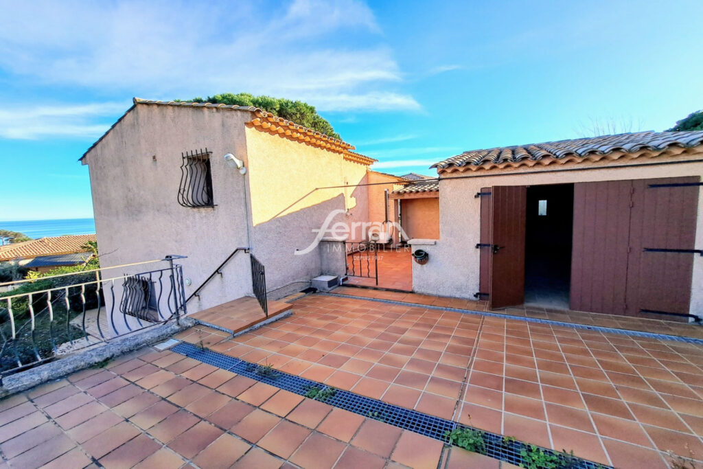 A VENDRE VILLA BORD DE MER – 4 pièces – 2 chambres – 100.84 m²