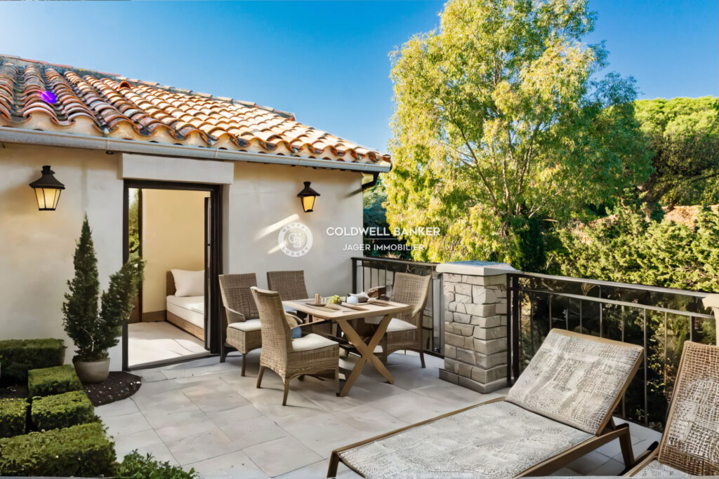 Hôtel de charme à Grimaud  – NR pièces – NR chambres – 654.00 m²