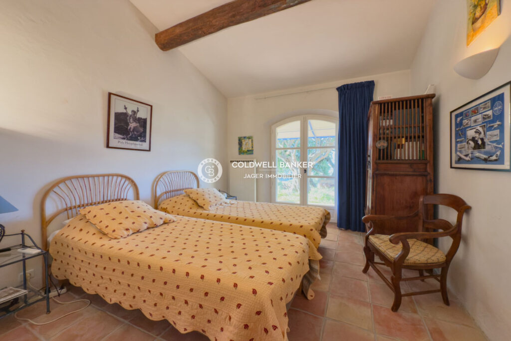 Véritable havre de paix  Propriété provençale sur 1 hectare a – 10 pièces – 7 chambres – 275.00 m²