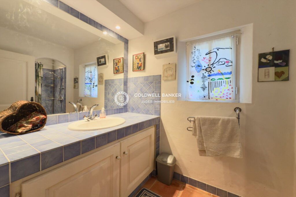 Véritable havre de paix  Propriété provençale sur 1 hectare a – 10 pièces – 7 chambres – 275.00 m²