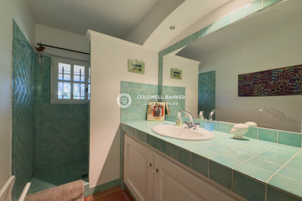 Véritable havre de paix  Propriété provençale sur 1 hectare a – 10 pièces – 7 chambres – 275.00 m²