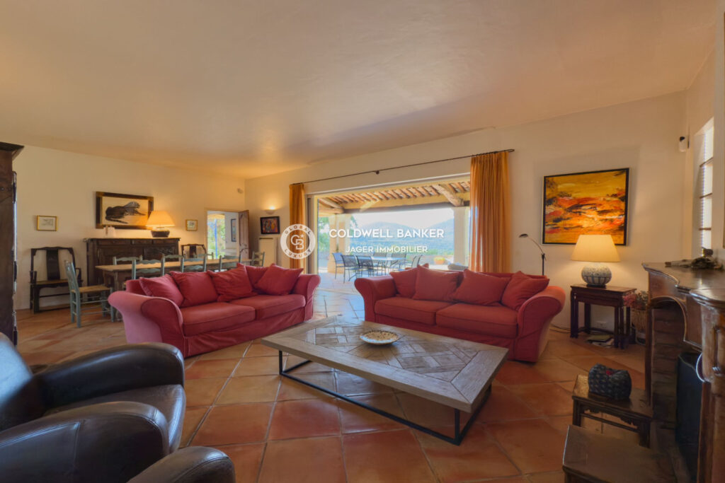 Véritable havre de paix  Propriété provençale sur 1 hectare a – 10 pièces – 7 chambres – 275.00 m²