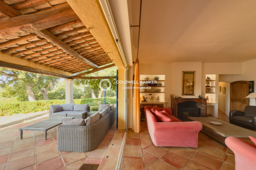 Véritable havre de paix  Propriété provençale sur 1 hectare a – 10 pièces – 7 chambres – 275.00 m²