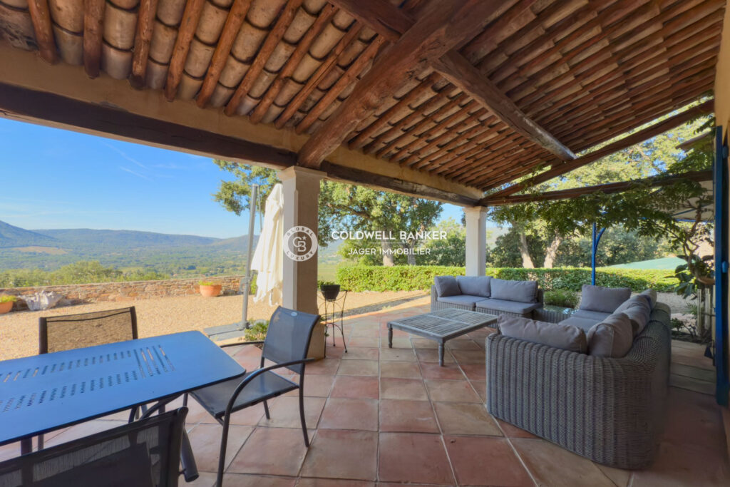 Véritable havre de paix  Propriété provençale sur 1 hectare a – 10 pièces – 7 chambres – 275.00 m²