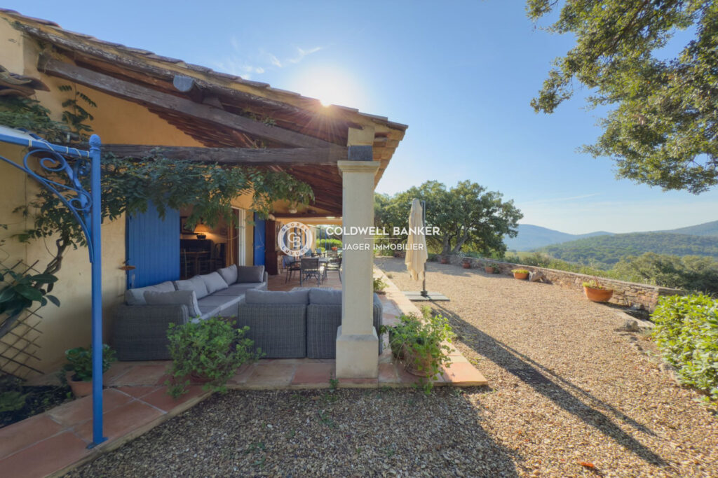 Véritable havre de paix  Propriété provençale sur 1 hectare a – 10 pièces – 7 chambres – 275.00 m²