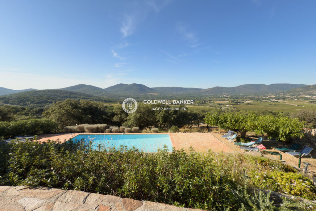 Véritable havre de paix  Propriété provençale sur 1 hectare a – 10 pièces – 7 chambres – 275.00 m²