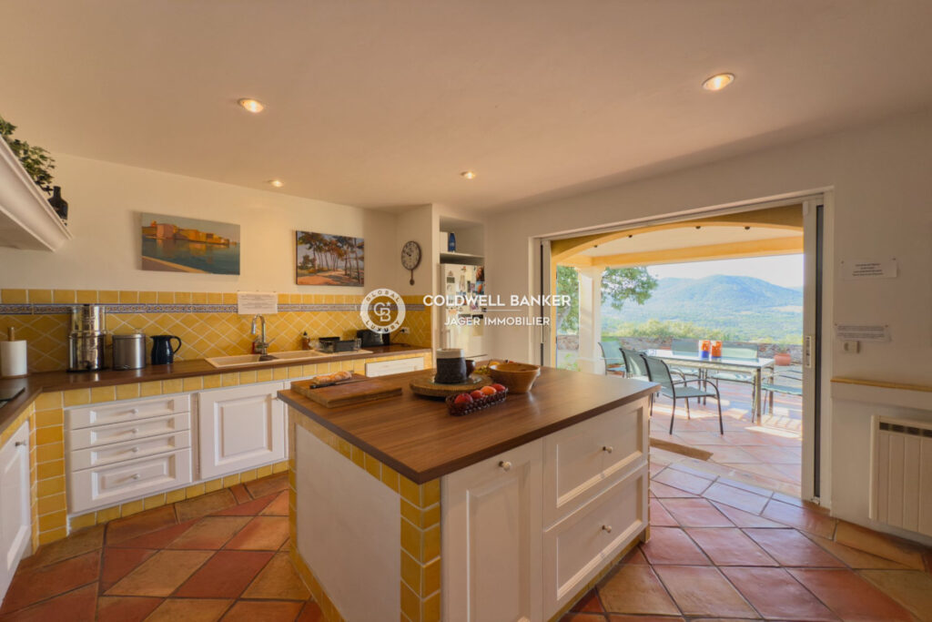 Véritable havre de paix  Propriété provençale sur 1 hectare a – 10 pièces – 7 chambres – 275.00 m²