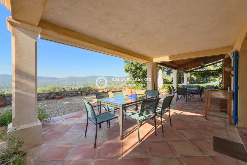 Véritable havre de paix  Propriété provençale sur 1 hectare a – 10 pièces – 7 chambres – 275.00 m²