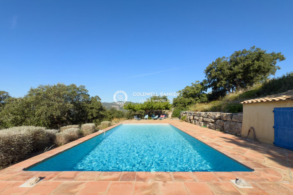 Véritable havre de paix  Propriété provençale sur 1 hectare a – 10 pièces – 7 chambres – 275.00 m²