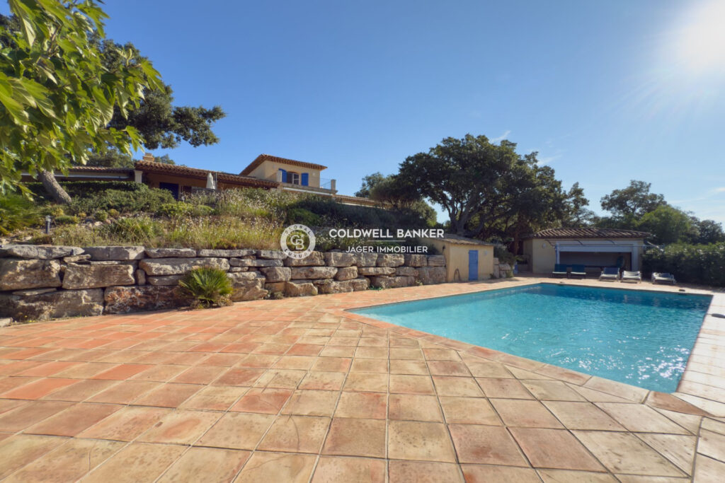 Véritable havre de paix  Propriété provençale sur 1 hectare a – 10 pièces – 7 chambres – 275.00 m²