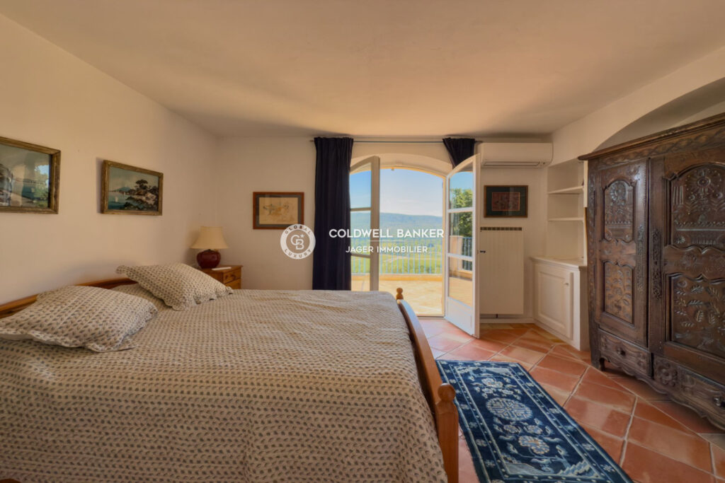 Véritable havre de paix  Propriété provençale sur 1 hectare a – 10 pièces – 7 chambres – 275.00 m²