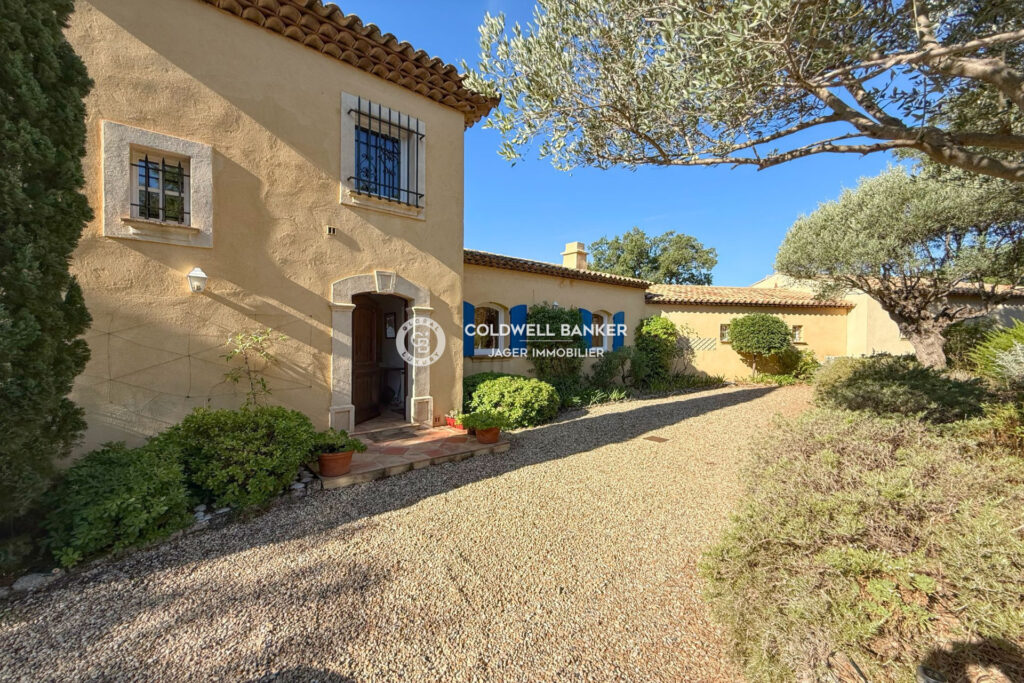 Véritable havre de paix  Propriété provençale sur 1 hectare a – 10 pièces – 7 chambres – 275.00 m²