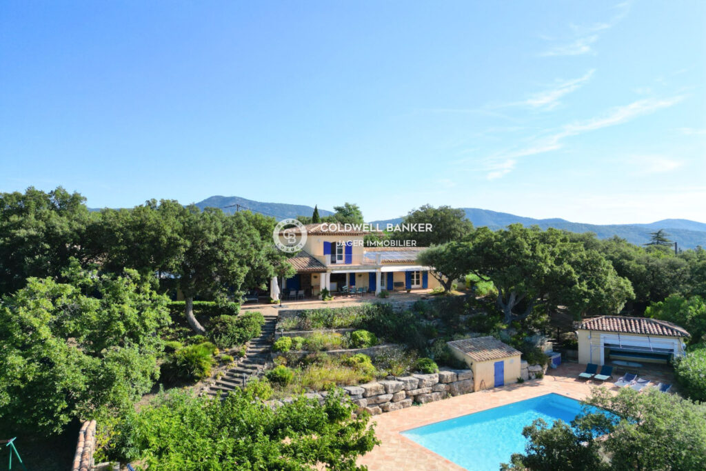 Véritable havre de paix  Propriété provençale sur 1 hectare a – 10 pièces – 7 chambres – 275.00 m²