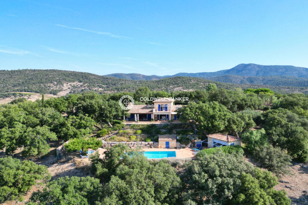 Véritable havre de paix  Propriété provençale sur 1 hectare a – 10 pièces – 7 chambres – 275.00 m²