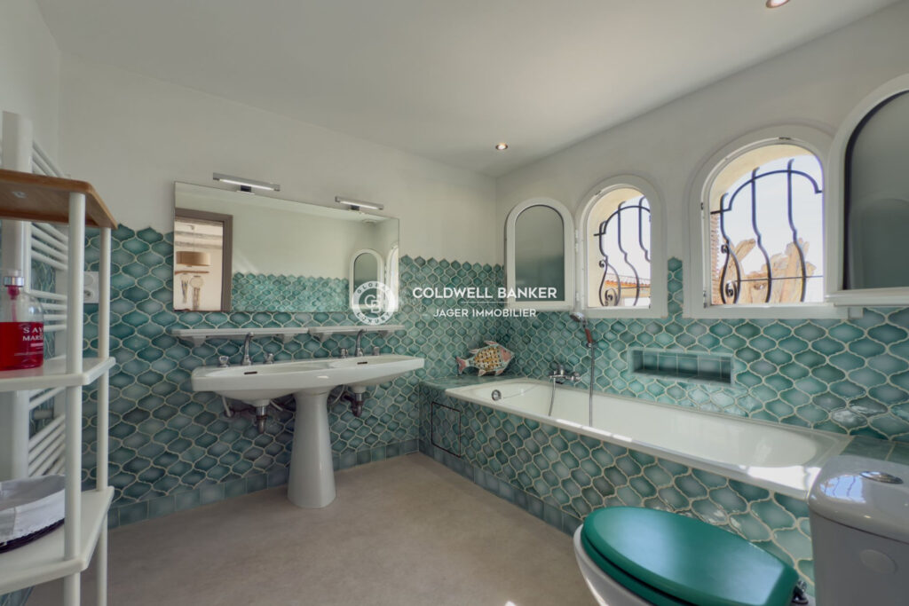 Villa 6 chambres aux Issambres  Vue mer panoramique et double – 7 pièces – 6 chambres – 298.00 m²