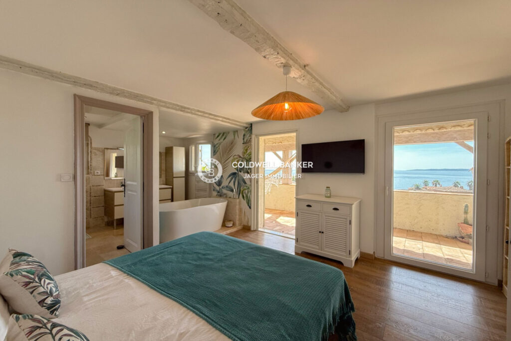 Villa 6 chambres aux Issambres  Vue mer panoramique et double – 7 pièces – 6 chambres – 298.00 m²