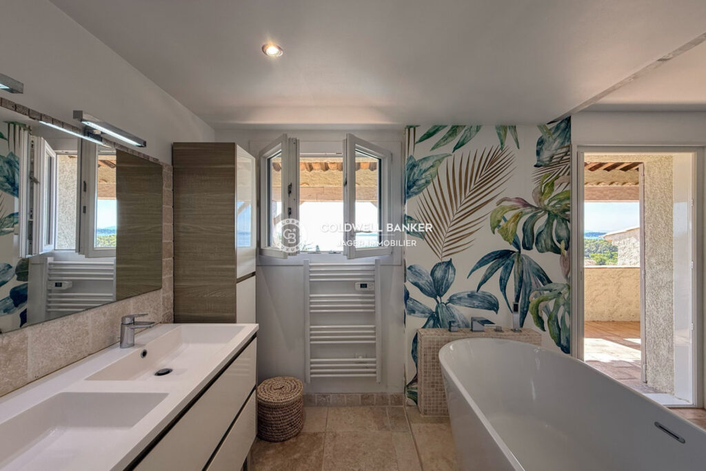 Villa 6 chambres aux Issambres  Vue mer panoramique et double – 7 pièces – 6 chambres – 298.00 m²